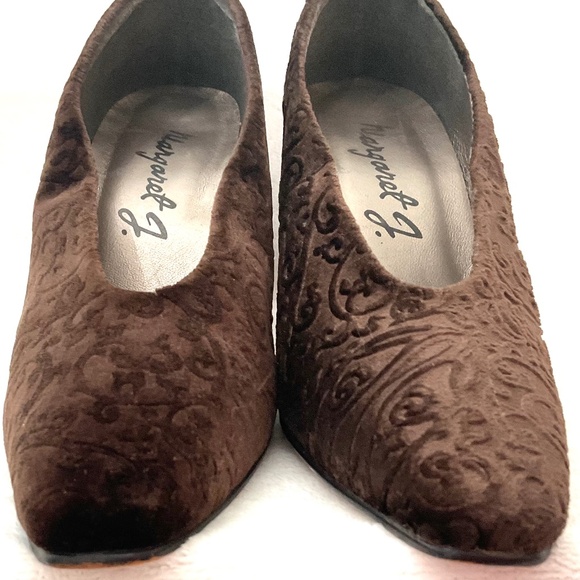 BROWN MARGARET J VINTAGE FLORAL VELVET BLOCK HEEL PUMPS SZIE 8 - Picture 6 of 14